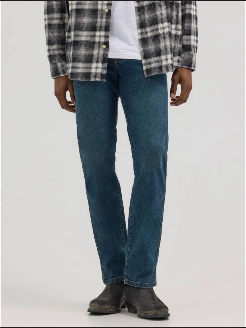 Wrangler Relaxed Fit Straight Leg Jeans Men’s Size 38x30 Medium Wash Denim NWOT